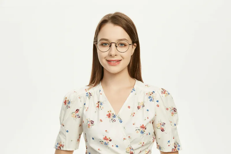 woman wearing eyeglass